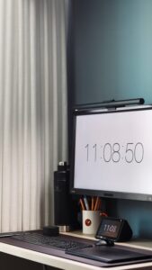 Jak efektywnie organizować przestrzeń do pracy w domu, aby zwiększyć produktywność i komfort